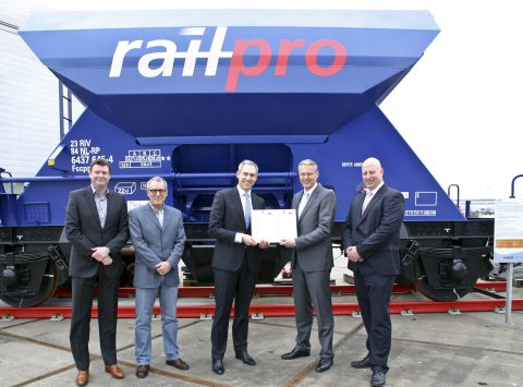 Chris van Dranen en René Harkema (Voestalpine Railpro) ontvangen ECM-certificaat uit handen van het ILT