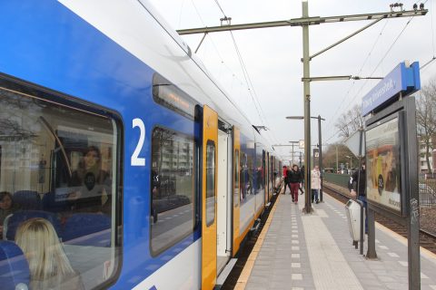 Sprinter, trein, NS, station Tilburg Universiteit, perron