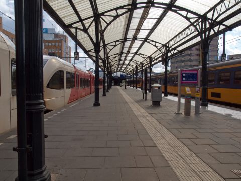 Treinen van Arriva en NS op het station in Groningen