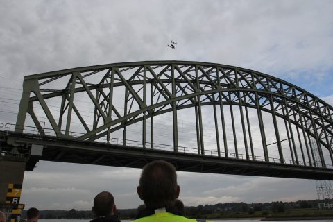 Een drone inspecteert de Rijnbrug bij Arnhem