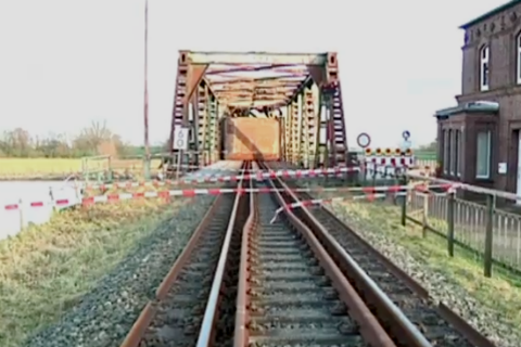 Kapotte spoorbrug bij Weener