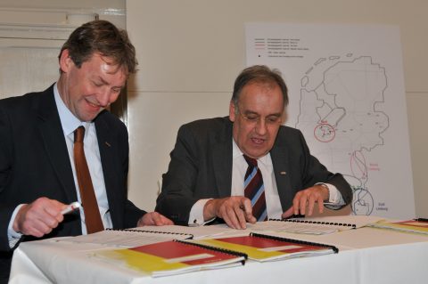 Jacco Buisman van Movares en Patrick Buck van Movares ondertekenen het PVT-contract