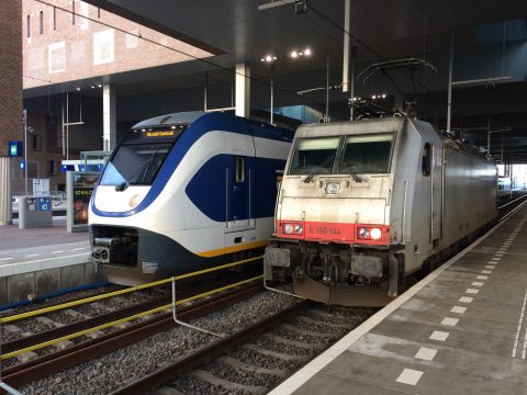 NS-sprinter en Traxx-locomotief op station Breda Centraal