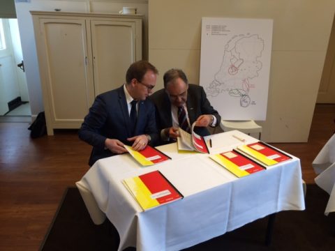 Jacob Scholten van Verebus en Patrick Buck van ProRail tekenen contract voor Programma Vervanging Treinbeveiliging