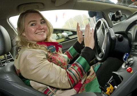 Minister Melanie Schultz van Haegen in zelfrijdende auto