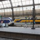 Treinen passeren op Amsterdam Centraal station