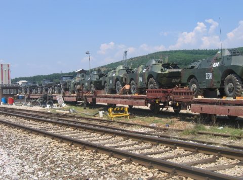 Een spoorlijn in Kosovo