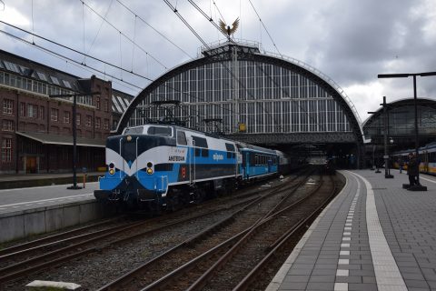 Een trein van Railpromo op station Amsterdam Centraal