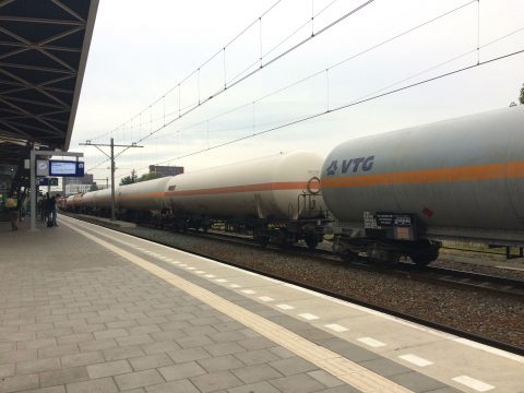 Een goederentrein met gevaarlijke stoffen op treinstation Tilburg Centraal