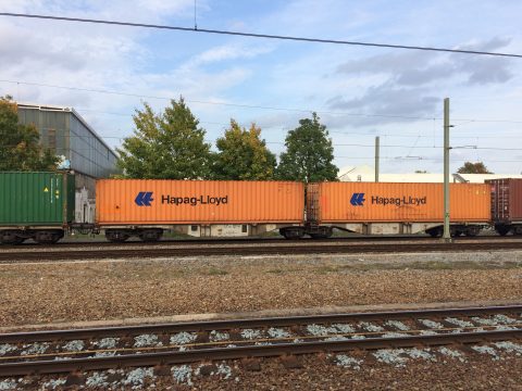 Een goederentrein met containers bij Tilburg