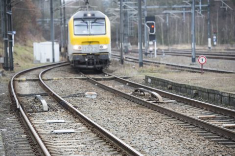 Een trein van NMBS voor een rood sein op het spoor in België, foto: Hollandse Hoogte