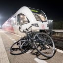 Fietsen onder trein in Friesland. foto: De Vries Media