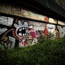 Graffiti op een muur bij het spoor