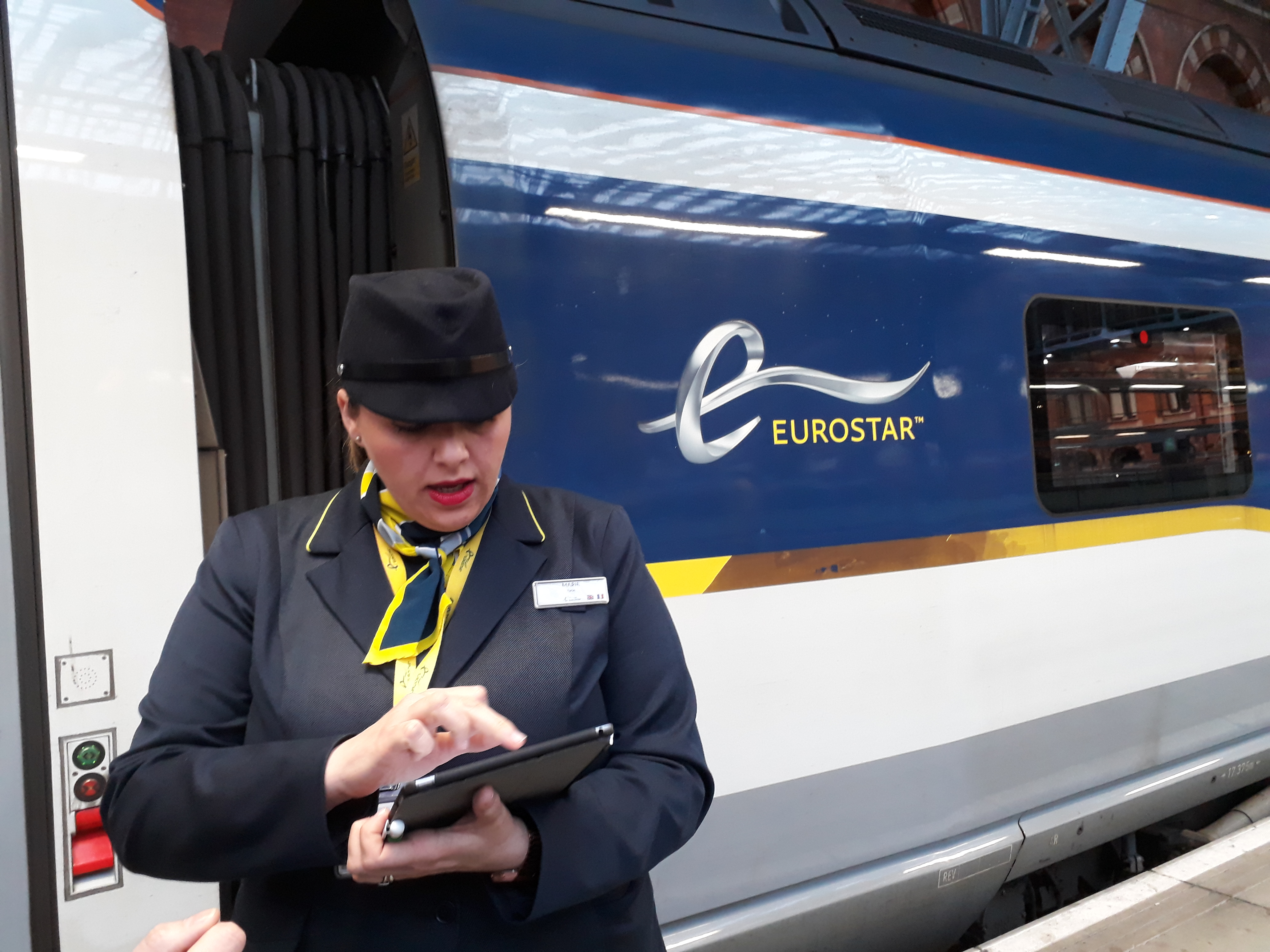 In de Eurostar stappen