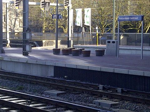 Poefen op Rotterdam Centraal. Foto: RailPro