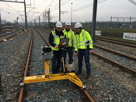 Medewerkers van Strukton Rail testen de IMS 500-meettrolley
