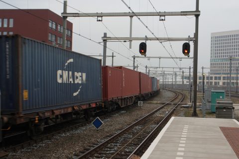 Passerende goederentrein station Breda