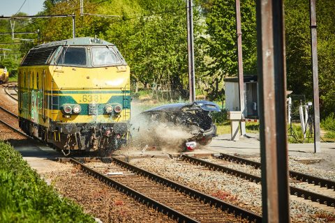 De Belgische spoorbeheerder Infrabel heeft een locomotief expres tegen een auto laten botsen
