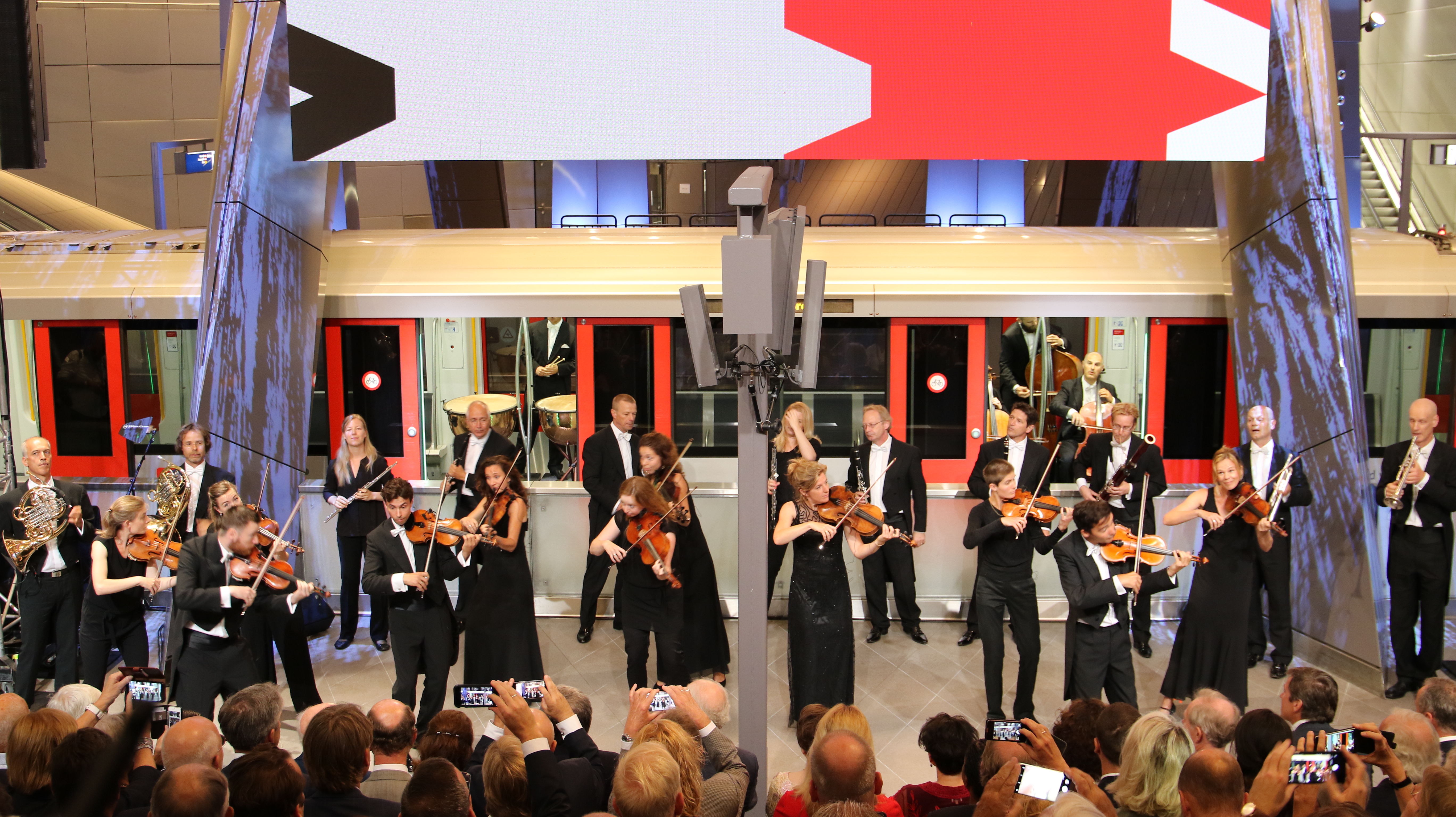 Het Nederlands Kamerorkest tijdens de opening van de Noord/Zuidlijn