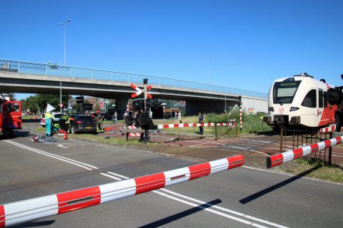 Botsing op spoorwegovergang in Groningen, foto: GinoPress