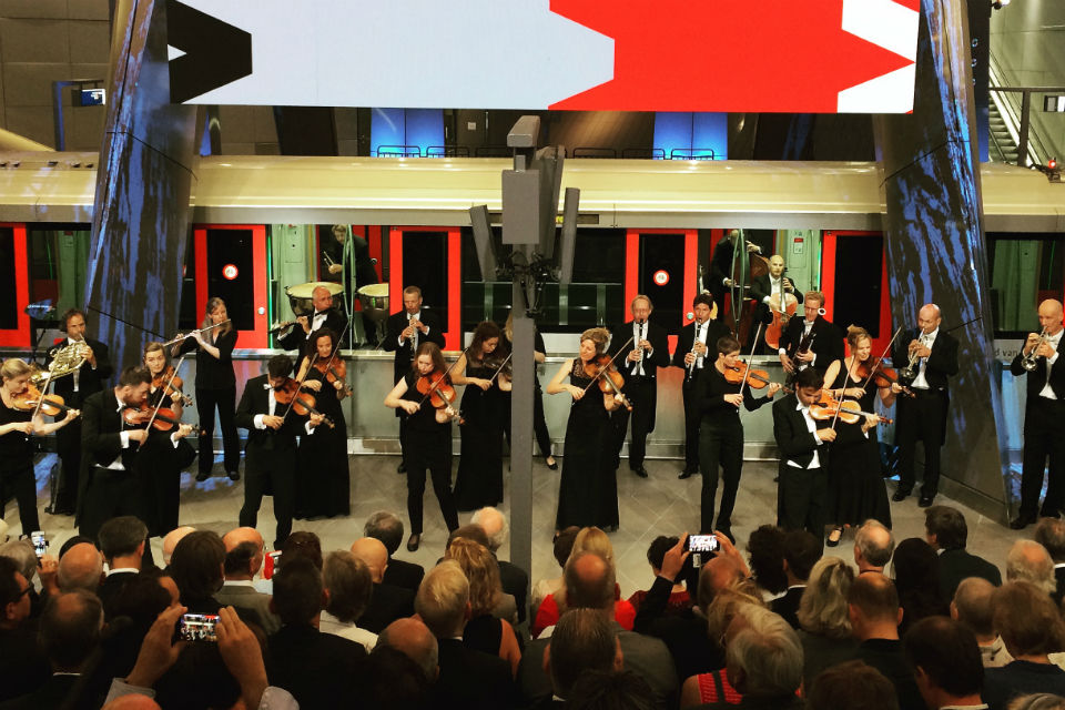 Het Nederlands Kamer Orkest bij de opening van de Noord/Zuidlijn. 