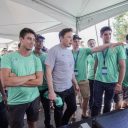 Elon Musk staat bij Delftse Hyperloop II-team