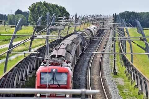 Een goederentrein rijdt over de betuwelijn naar Duitsland, foto: Hollandse Hoogte