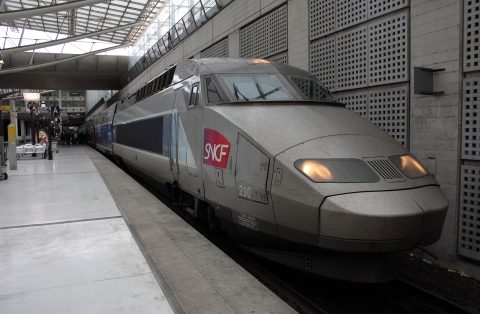 Een TGV van SNCF staat op station Aéroport Charles de Gaulle in Parijs