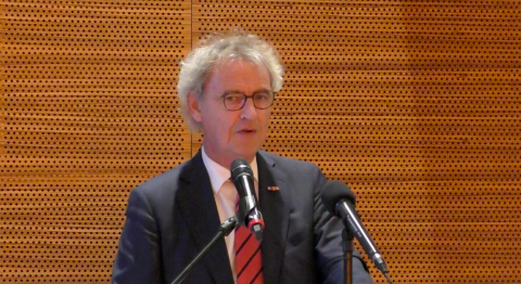 NS-topman Roger van Boxtel tijdens het netwerkdiner in de ambassade in Berlijn