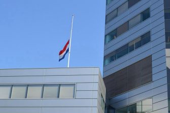 De vlag hangt half stok op het kantoor van NS in Utrecht