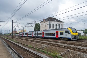 Een NMBS-trein bij station Ruisbroek, foto