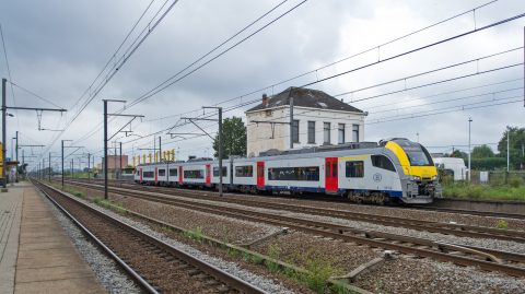Een NMBS-trein bij station Ruisbroek, foto
