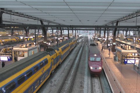 Een trein van Thalys en NS op station Rotterdam Centraal