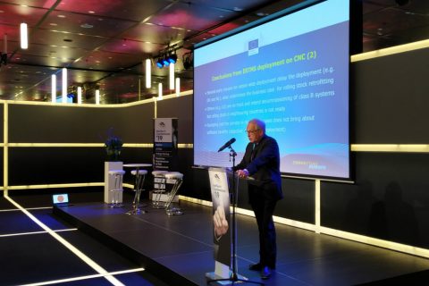 ERTMS-coordinator Matthias Ruete van de Europese Commissie geeft een presentatie op RailTech Europe 2019