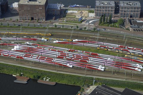 Rangeerterrein langs de Piet Heinkade met de buiten dienst gestelde Fyra treinen, foto: Hollandse Hoogte