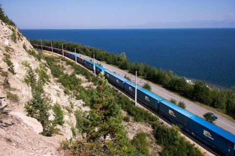 Een goederentrein rijdt langs het Baikalmeer in Siberië, foto: Russische spoorwegen (RZD)
