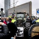 Honderden demonstrerende boeren blokkeren tramlijnen en steken vuurwerk af, foto: ANP