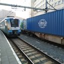 Een trein van Connexxion en een containertrein op station Amersfoort