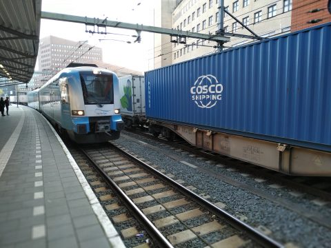 Een trein van Connexxion en een containertrein op station Amersfoort