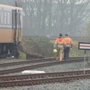Trein rijdt dwars door stootjuk in Leeuwarden, foto: AS Media