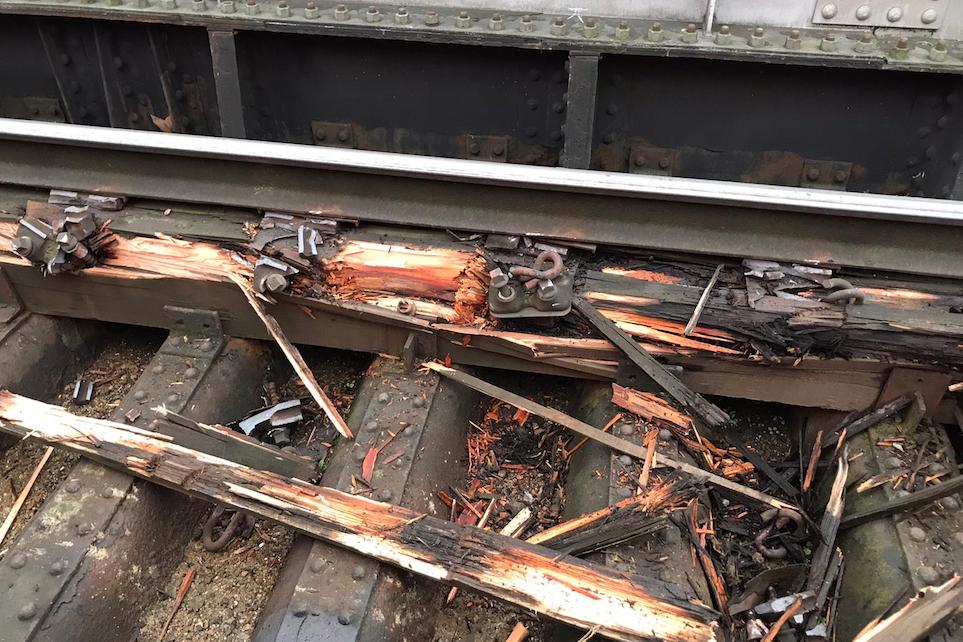 Schade na een ontsporing van een goederentrein in Londen, foto: Network Rail 
