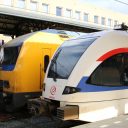 Een trein van NS en Arriva op station Groningen
