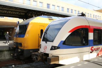 Een trein van NS en Arriva op station Groningen
