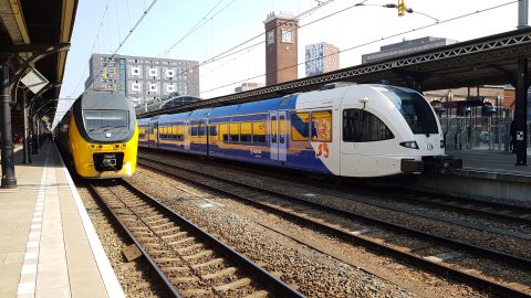 NS-dubbeldekker en Arriva-Flirt op station Nijmegen
