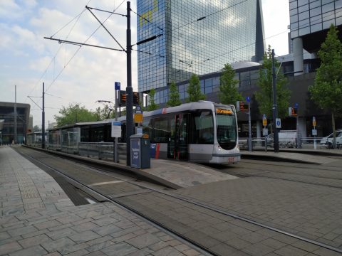 Een tram van de RET in Rotterdam