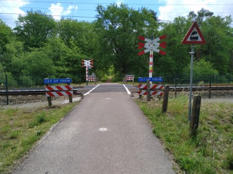 Een onbewaakte spoorwegovergang in Hilversum
