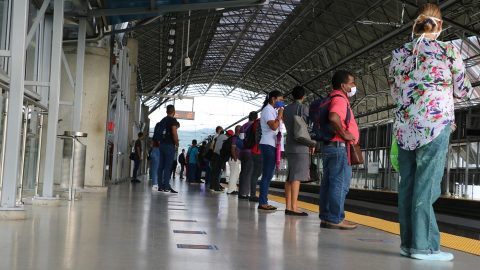 Passengers-wait-for-a-train-in-Panama-Metro