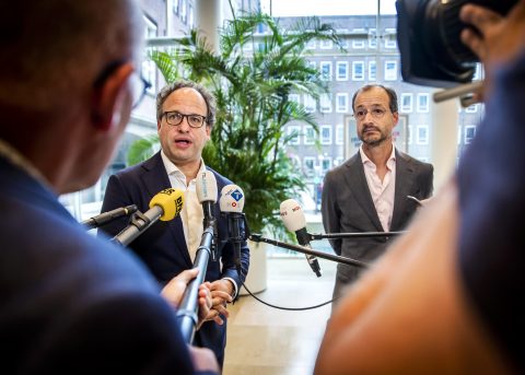 Minister Wouter Koolmees en minister Eric Wiebes maken bij de bekendmaking van het steunpakket, foto: ANP