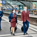 Twee medewerkers van Deutsche Bahn op het perron tijdens coronatijd