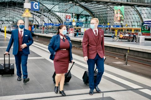 Twee medewerkers van Deutsche Bahn op het perron tijdens coronatijd